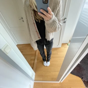 Kofta  - Säljer denna kofta från zara ner unika detaljer vid knapparna och jätte skönt material✨den passar till allt och är jätte mysig!!