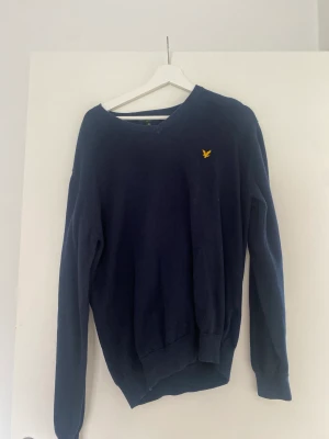 Lyle and scott tröja - Lyle and scott tröja i storlek XL, köparen står för frakten, köpt för 700-800kr