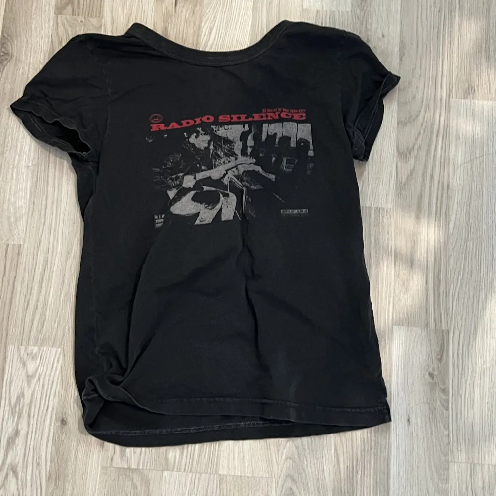 Den populära snygga ”radio silener” t-shirten från Brandy Melville! Köpt här på Plick men används ej💞 Skicka meddelande för fler bilder. Det går bra att använda ”köp nu’. T-shirts.