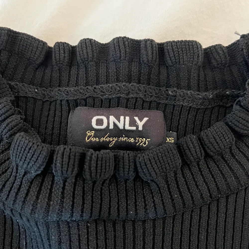 Säljer min snygga finstickade tröja från only, då jag inte använder den längre❤️Knappt använd!. Stickat.