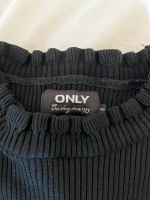 Svart finstickad tröja  - Säljer min snygga finstickade tröja från only, då jag inte använder den längre❤️Knappt använd!