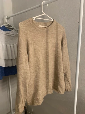 Stickad tröja - Stickad tröja från laget 157 nypris 150kr säljes för 70. Knappt använd🫶🏼