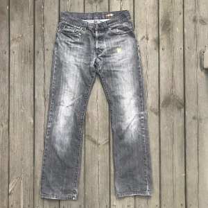 Vintage jeans - Säljer dessa feta distressed vintage jeans. Sitter loose/baggy i storlek 33. De är gråa samt ljusgråa på ställen där de blivit sunfaded (de ser blåa ut på sista bilden pga dåligt ljus).