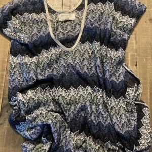 Tunika från Ester Elenora  - Tunika från Ester Elenora i fint skick finns på Öckerö men kan mötas upp på backaplan eller i nordstan 