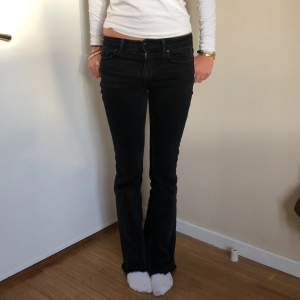 Nu säljer jag de här sjukt snygga svarta Lågmidjade jeansen!❤️‍🔥❤️‍🔥 De är i helt nyskick. De är i storlek 34 och innerbensmåttet är 81 cm, modellen är 172-173 cm och de passar perfekt på henne. Fast de passar både kortare och längre. 💘💘