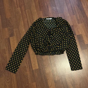 Prickig blus - En prickig blus som aldrig är använd köpt på secondhand men är från NAKD. 