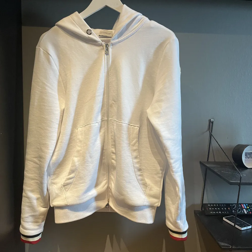 Säljer min moncler zip hoodie då den inte satt som jag ville. Jätte bra skick och väldigt snygg. Den är i storlek s och passar dig som är 170-180 ish. Du kommer in på Moncler’s hemsida när du scannar qr koden. Inget satt pris så kom privat å buda! . Tröjor & Koftor.