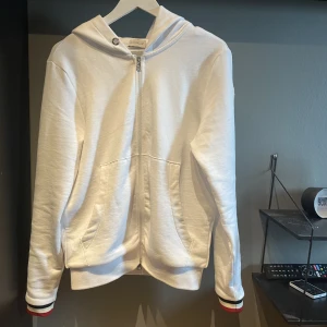 Moncler zip hoodie - Säljer min moncler zip hoodie då den inte satt som jag ville. Jätte bra skick och väldigt snygg. Den är i storlek s och passar dig som är 170-180 ish. Du kommer in på Moncler’s hemsida när du scannar qr koden. Inget satt pris så kom privat å buda! 