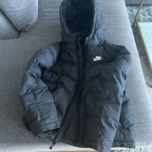 Adidas jacka  - Jackor & ytterplagg, stl. 158 (XS),  Nike jacka i mycket bra skick för Höst/vår /vinter Storlek 158/ L barn . Kan även passar de som har storlek Xs. Pris kan diskuteras 