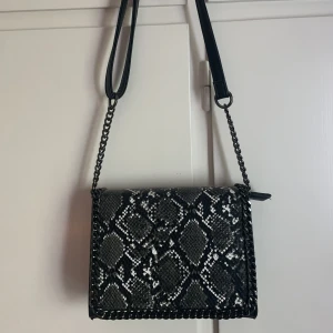 Väska - Fin väska, knappt använd så väldigt bra skick! Bandet går att justera 