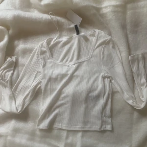 Söt topp  - Säljer min topp från hm, helt oanvänd och ny💕 köparen står för frakten, skriv privat för fler bilder!