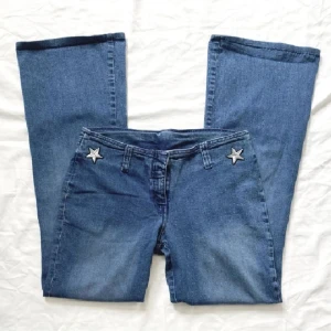 Bootcut jeans med stjärnor - Lågmidjade bootcut jeans med fastsydda stjärnor! Köpta på plick men dem passade tyvärr inte mig! Hör av dig vid frågor eller för fler bilder. Använd gärna köp nu!