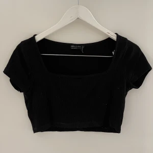 Svart t-shirt  - Svart t-shirt från asos, den är använd fåtal gånger men ingen skada skedd 