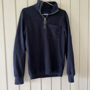 Blå tröja  - Mörkblå tröja / fleecetröja , använd en del men fint skick 