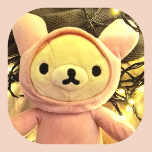 Rilakkuma Korilakkuma plushie - Äkta rilakkuma plushie beställd från japan! Varit del av min samling, en av mina favvisar då den har en jättesöt bunny onesie på sig med prickigt mönster på insidan av tyget haha. 