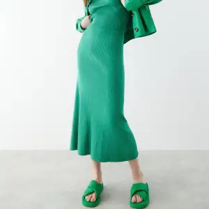 Grön stickad kjol från gina tricot som aldrig kommit till användning 🫶🏼 Skicka om du vill ha fler bilder