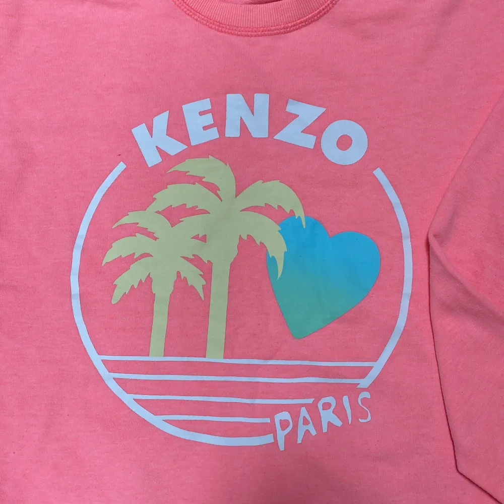Säljer min kenzo collage tröja pågrund av att den inte passar längre. Sparsamt använd och är i nyskick 😀storlek 140❤️. Toppar.