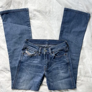 diesel jeans - använd köp nu! midja:68 innerben:77😽 för små så kan inte visa bild på (obs! svag fläck på vänstra benet därav priset)