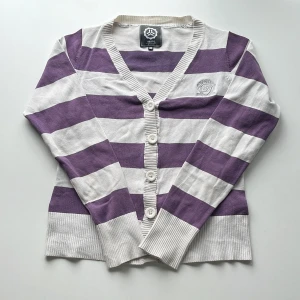 Randig kofta skön - Skön randig kofta i fint skick! 💜🤍 Storlek 158/164 och passar XS-S