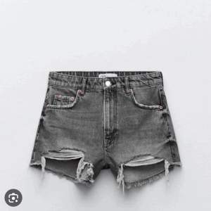Gråa jeans shorts från zara i strl 34, säljer då dom inte kommit till användning💞 aldrig använda, säljer för 150 kr + frakt💗