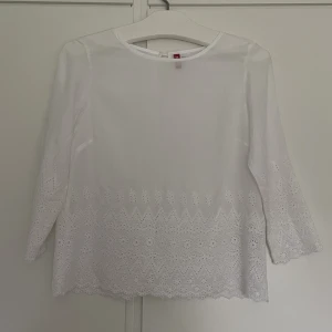 Vit blus - Vit blus med fin hålbroderi från HM.  Fint skick och storlek 34💗