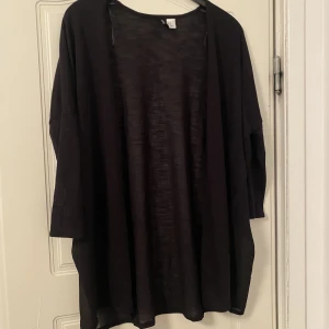 Svart kofta från H&M - Fin svart kofta från H&M divided. Fint skick, som nytt. 