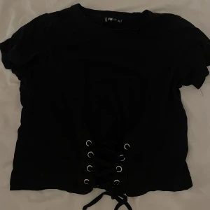 T-shirt - T-shirt med korsettliknande detalj från new yorker, 2 mindre fläckar men inget märkbart