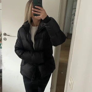 Jacka  - Säljer då den itne kommer till användning💗skriv privat vid frågor 💗köptes för 2200, pris kan diskuteras 