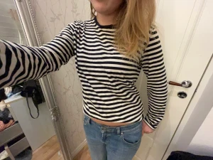 Randig tröja - Randig tröja🖤🤍 lite missfärgningar men inget som syns så tydligt. TRYCK EJ PÅ KÖP NU HÖR AV DIG VID INTRESSE 