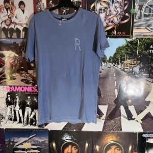 Ripndip T-shirt - Snygg tröja med tryck! Finns fläckar uppe vid kragen men om du frågar mig så ser de bara snyggt ut! Dm vid frågor