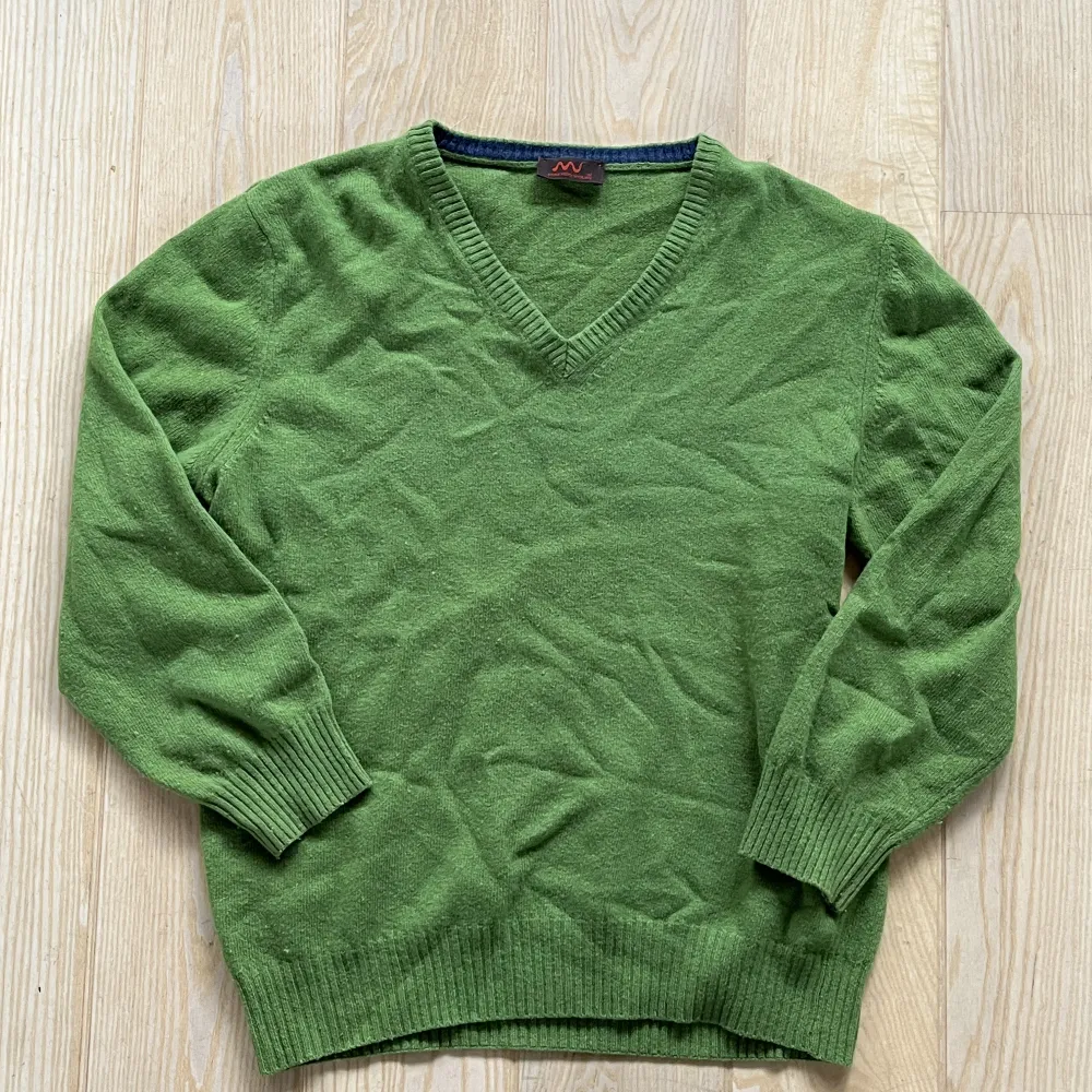 Grön stickad tröja jag hitta second hand💚 Perfekt för höst och vinter tider! Står ingen storlek men jag skulle säga XL/L!. Stickat.