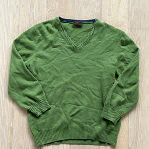 Grön stickad tröja jag hitta second hand💚 Perfekt för höst och vinter tider! Står ingen storlek men jag skulle säga XL/L!