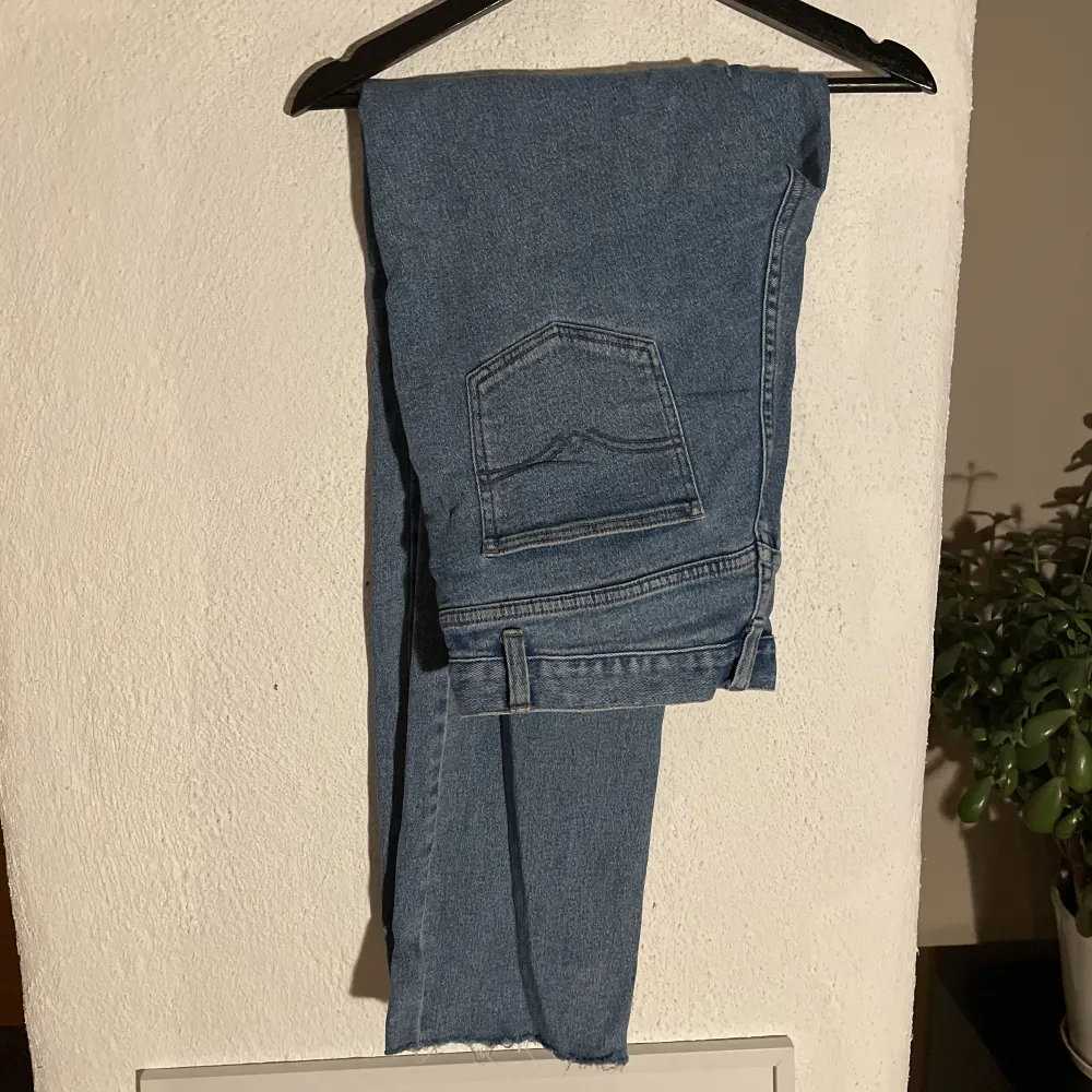Blåa jeans med raw hem i benen. Inköpta secondhand och använda varsamt så i fint skick. Jeans & Byxor.