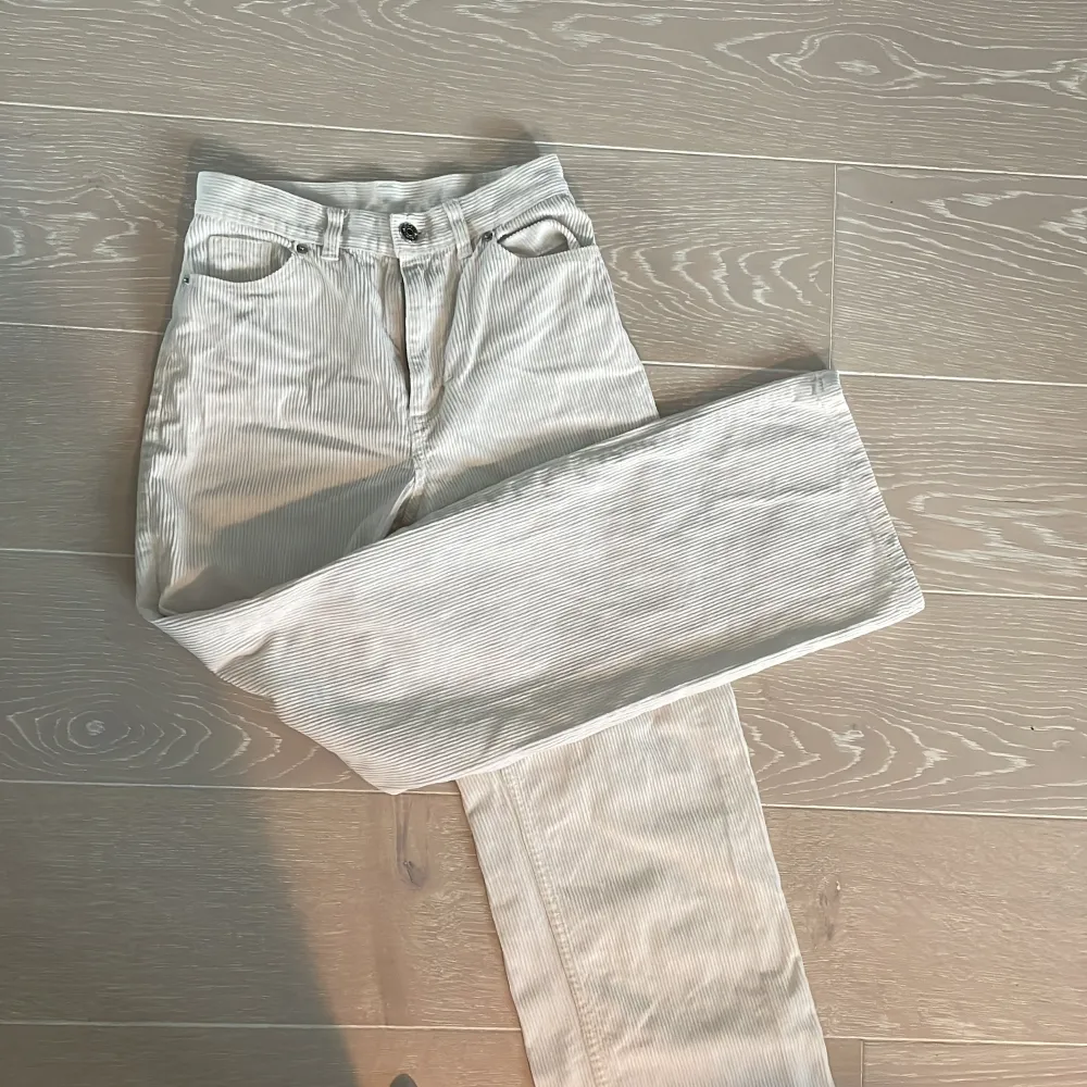 Ett par vita byxor från Monki. Sparsamt använda och perfekt i storlek. . Jeans & Byxor.