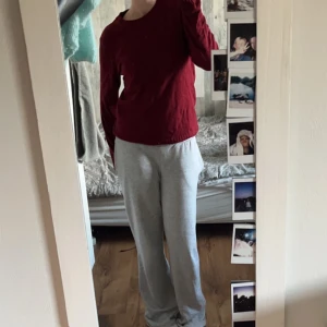 Stickad tröja  - (Tryck inte på köp nu direkt) jätteskön o perfekt i höst, kolla gärna min profil säljer bland annat även jeansen på bild 3❤️