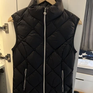 Marinblå väst - Oanvänd dunväst. Skriv vid frågor!