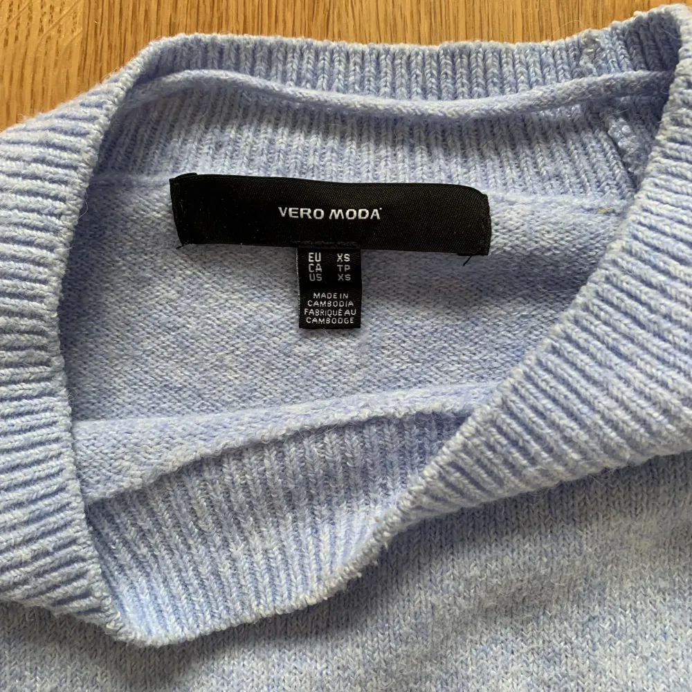 Säljer denna stickade tröja från Vero Moda i storlek xs.. Stickat.
