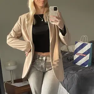 Superfräsch blazer från H&M!passar alla tillfällen, casual men går även att klä upp - eller använda som höst/vårjacka 😍 Tyvärr knappt använd så hoppas den får mer kärlek någon annanstans 🥰