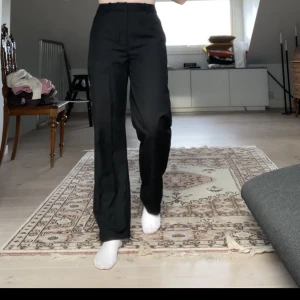 Svarta kostymbyxor - Svarta kostymbyxor som är längre i benen än de flesta andra jag har hittat.  Skönt material som inte klibbar. 