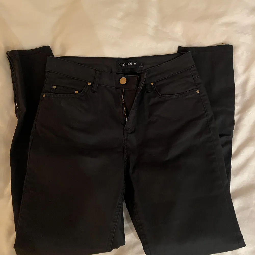 Svarta jeans/kostymbyxor m kedjedetaljer💕svarta/mörkblå. Jeans & Byxor.