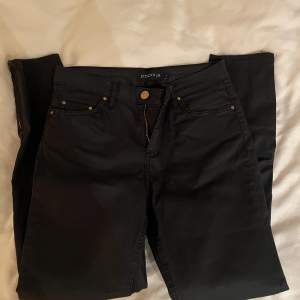 Svarta jeans/kostymbyxor m kedjedetaljer💕svarta/mörkblå