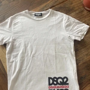 T-shirt  - Från dsquared2. Storlek 10Y. Aldrig använd 