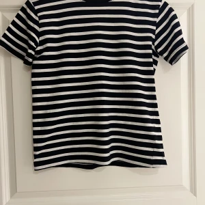 Randig tröja - Säljer denna fina tröja, aldrig andvänd, fint skick inga defekter!