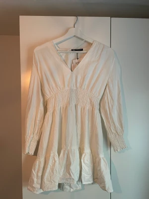 klänning helt ny! - Jag säljer en helt ny klänning från zara, aldrig använd, bara testad, superfin men passade inte tyvärr. 