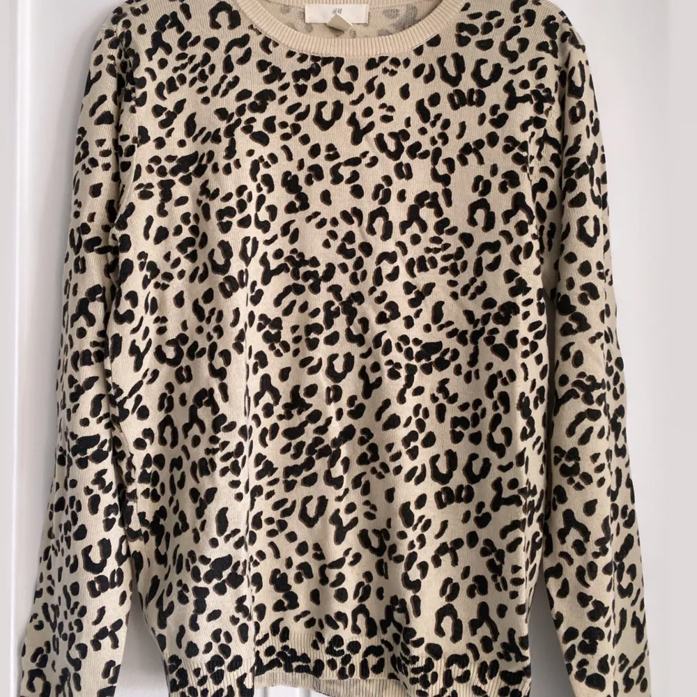 Säljer denna tunna leopard tröjan 🫶🏼 . Tröjor & Koftor.