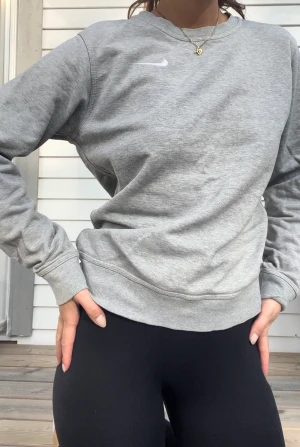 Grå Nike Sweatshirt - Använd men ser ny ut!