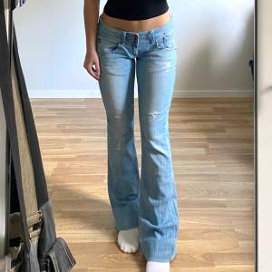 Så fina lågmidjade jeans! Vintage Bershka. Midja: ca 86cm runt om. Innerben: 82cm, kan läggas ner +8cm. Jag är ca 169cm och brukar ha storlek 38/M. Skriv vid fler funderingar! Använd gärna köp nu🙌