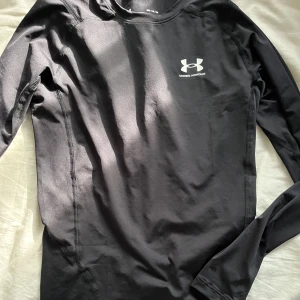 Under armour - Helt ny storlek m passar jätte bra till träning både ute och inne 