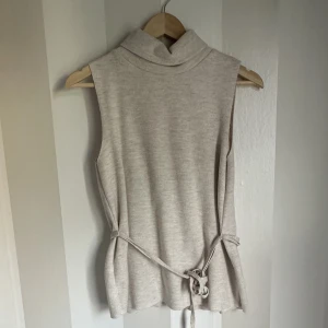 zara topp - en topp med polo hals och snöre i midjan. aldrig använd. storlek M men skulle säga att det är en S. 