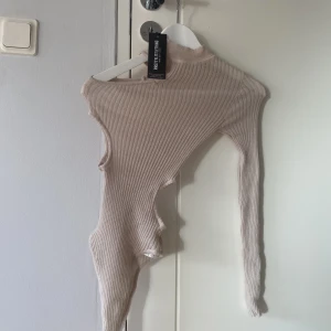 PLT body - Oanvänd body i stl 8 (uk size) från  prettylittlething. Väldigt stretchig 